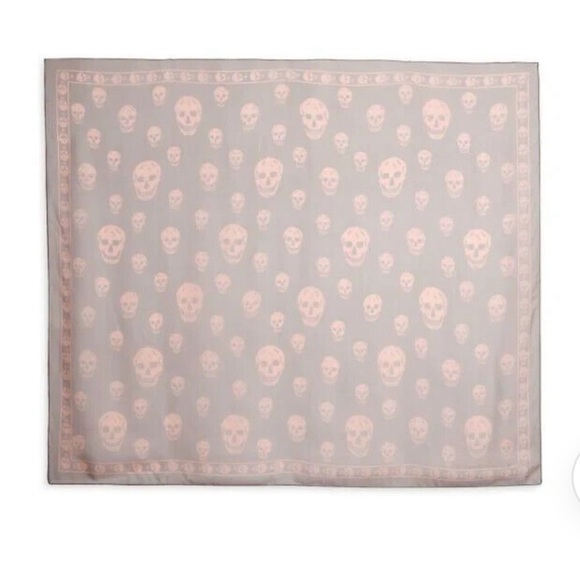 sold out ALEXANDER MCQUEEN
Skull-Print Silk Scarf - Picture 2 of 7